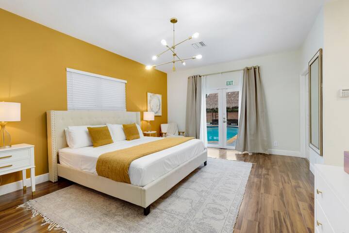 Spacious 5.5 BR Renovated Villa | Heated Pool Tiki gallery image 5