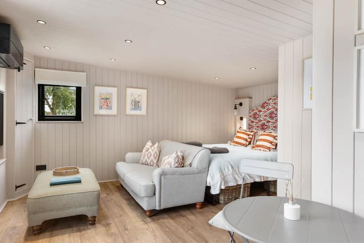 The Hut - A New Luxury Pod - King Bed And Bathroom - Cotswolds