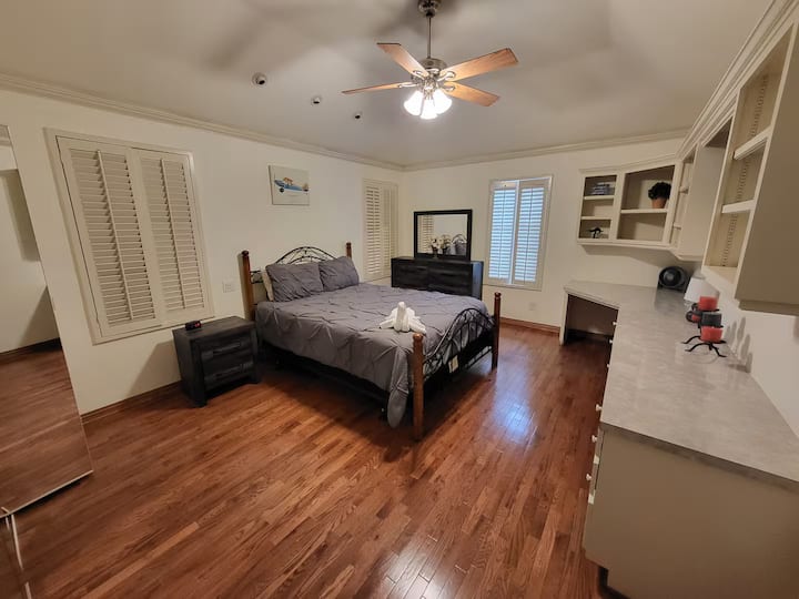 Bedroom #2 with queen size bed