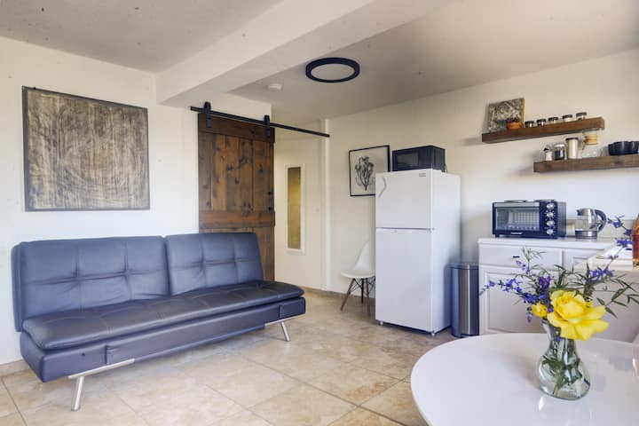 Bright W/stunning View & Bbq Patio-paradise Studio - Santa Barbara, CA
