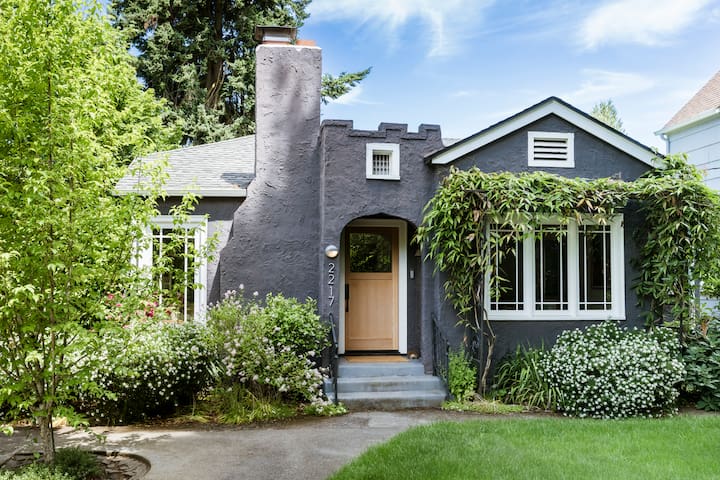 Charming Stucco Bungalow by Alberta Park