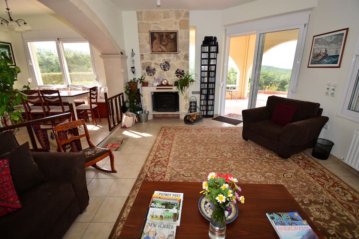 Всекидневна в основната къща с голям телевизор и медиен център, скрит в ръчно изработен шкаф за развлечения.   Клавирна клавиатура (с утежнени клавиши), книги и настолни игри.