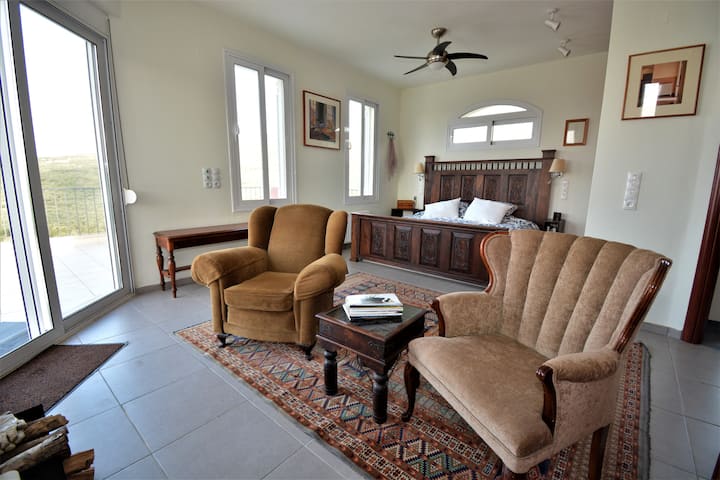 Апартамент Koukouvayia в главната къща.  Голяма главна спалня със самостоятелна баня и 3-метров балкон със зашеметяваща гледка.