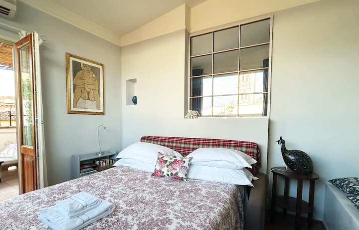 Kjo është dhoma jonë në katin e sipërm, e vendosur si dhomë gjumi. 