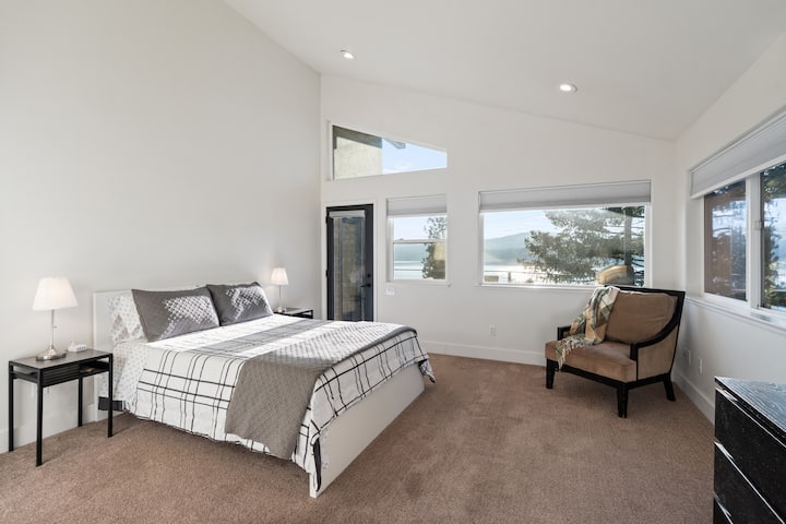 Spacious Queen Bedroom