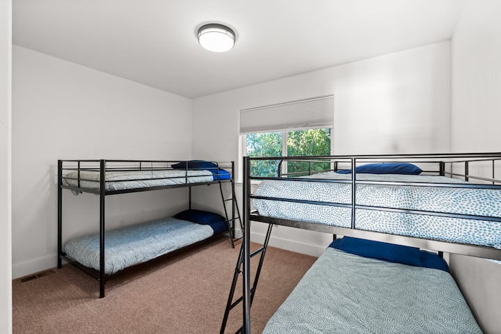Kids Bedroom with 4 Twin Beds