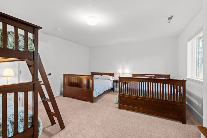 Spacious bedroom with 4 Double Beds