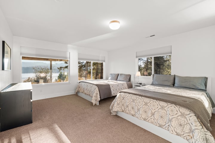 Spacious Bedroom with 2 Queen Beds