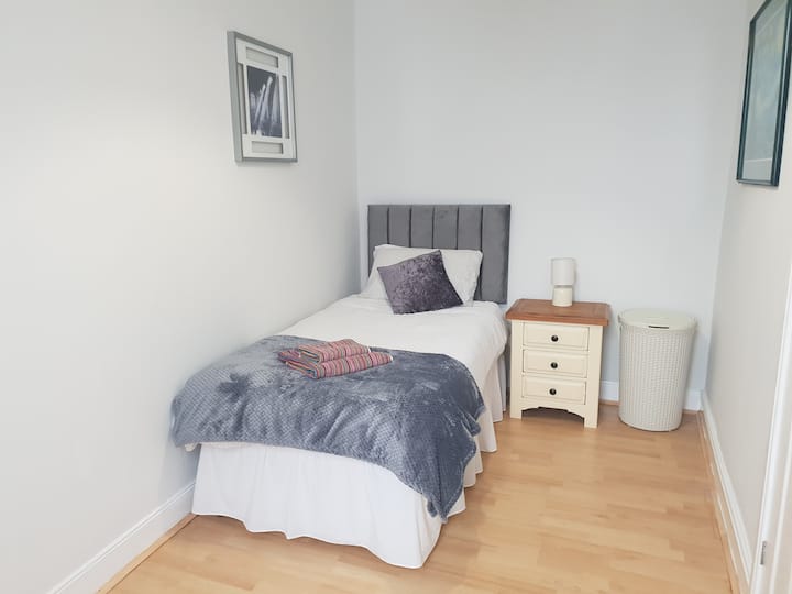 2号卧室
每间客房均备有床头灯