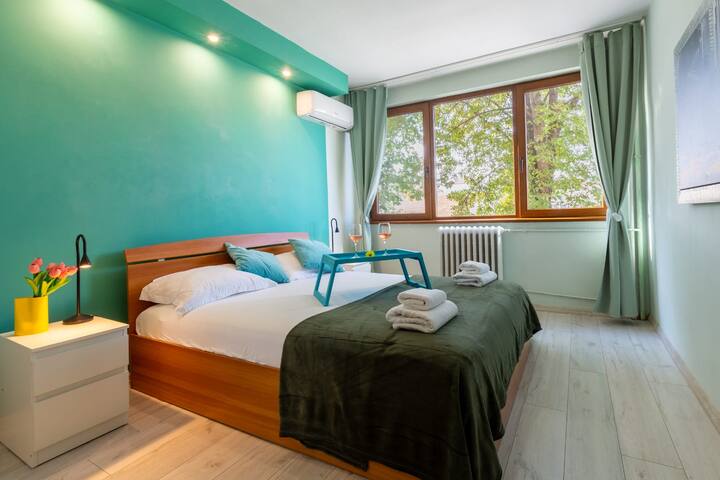 السرير مريح للغاية، ولكن الأهم من ذلك كله في هذه الغرفة،أنا أحب المنظر في الخارج، وأنا أحب كيفية سماع أوراق الأشجار أثناء الليل وحتى عندما تمطر،فإن المنظر رائع بالنسبة لي. 