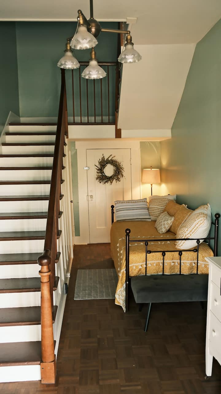 Für zusätzlichen Schlafplatz befindet sich ein Doppeltagesbett direkt hinter den Haustüren. Direkt unter den Stufen befindet sich ein halbes Badezimmer für Bequemlichkeit und Privatsphäre. 