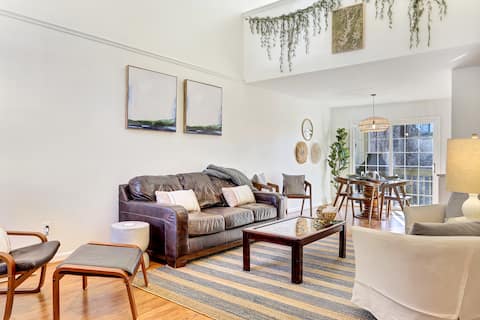 Top Airbnb: Resort Pool & Spa 3BR 3BTH w Loft, Family Gameroom in Keowee Key