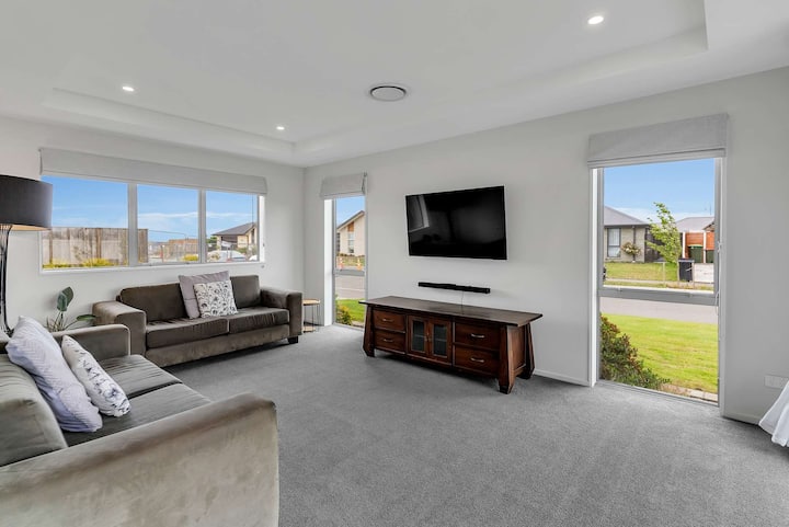 Rest And Relax In Rolleston - Rolleston