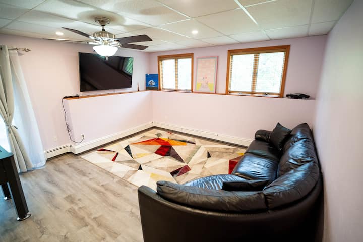 Pohodlný kožený gauč a mäkký koberec v obývacej izbe