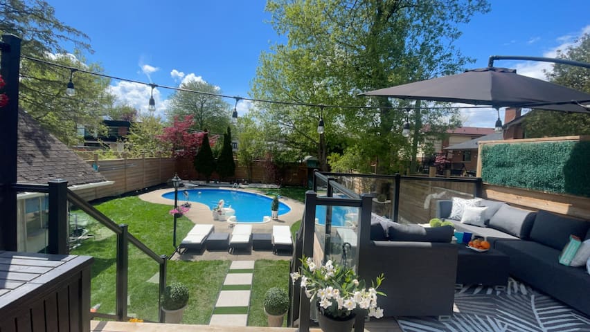 Luxury 2bedroom Unit in the city/heated salt pool.