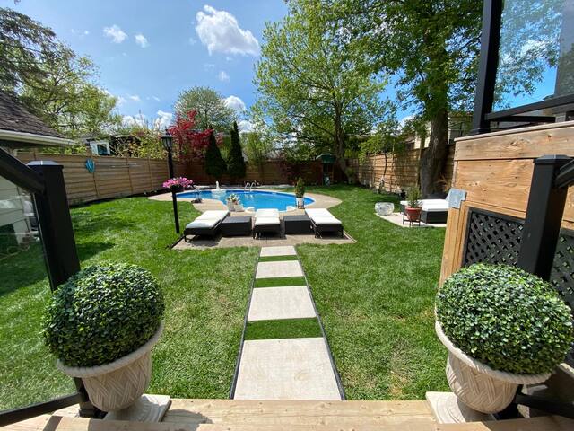 Luxury 2bedroom Unit in the city/heated salt pool. gallery image 2