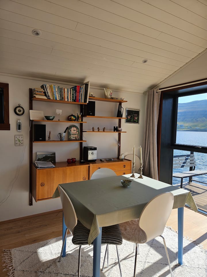 Peaceful Boathouse With A View - Îles Féroé