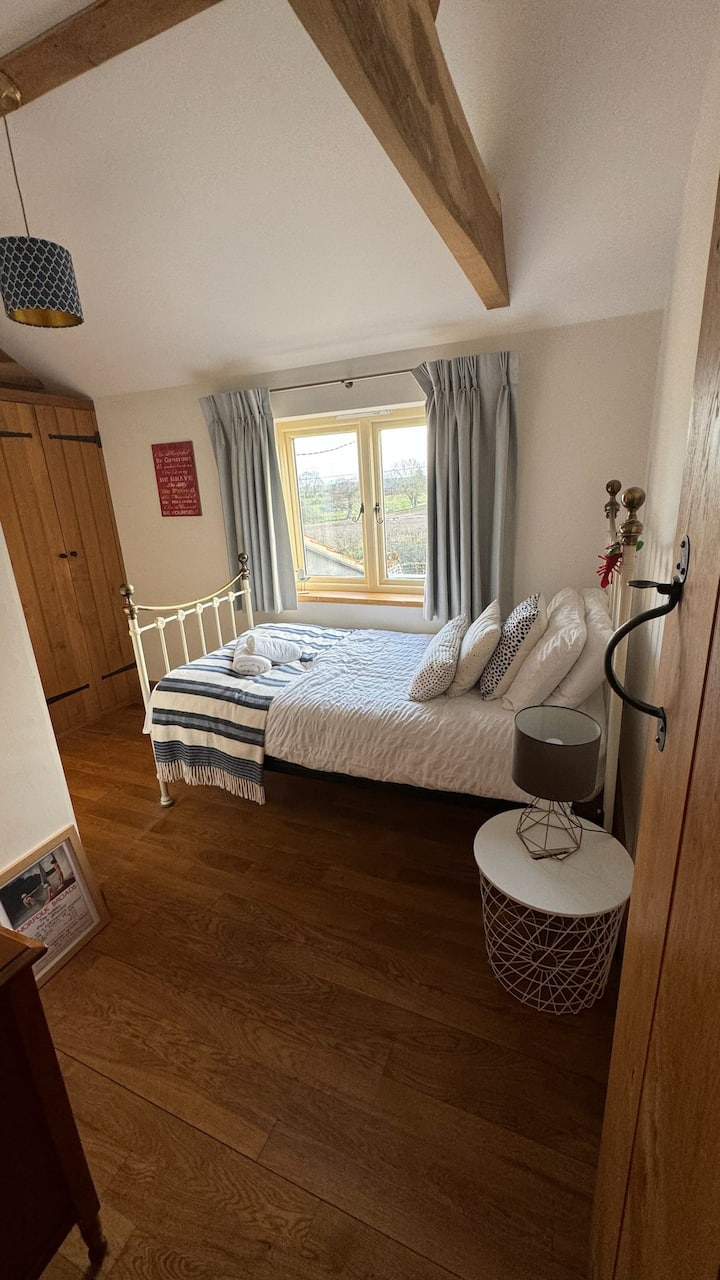 Seconda camera da letto al piano superiore con letto singolo.