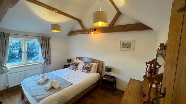 Camera da letto principale al piano superiore con letto king-size e splendida vista sui campi.