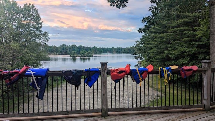 Sandy Bay 6 Bedroom Cottage: Hot Tub, Sauna & Pets - Gravenhurst