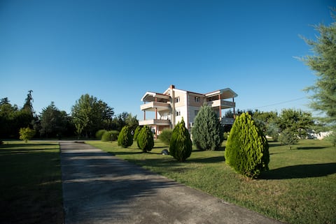 Deluxe 4-bedroom Apartment Pool