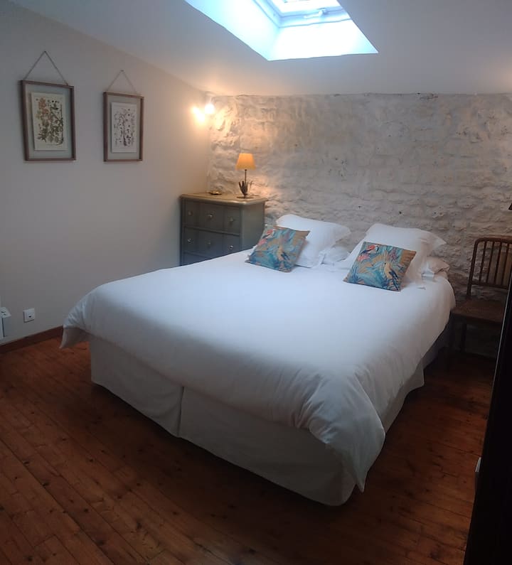 Спалнята във версия на леглото 160 х 200, оправено легло при пристигане