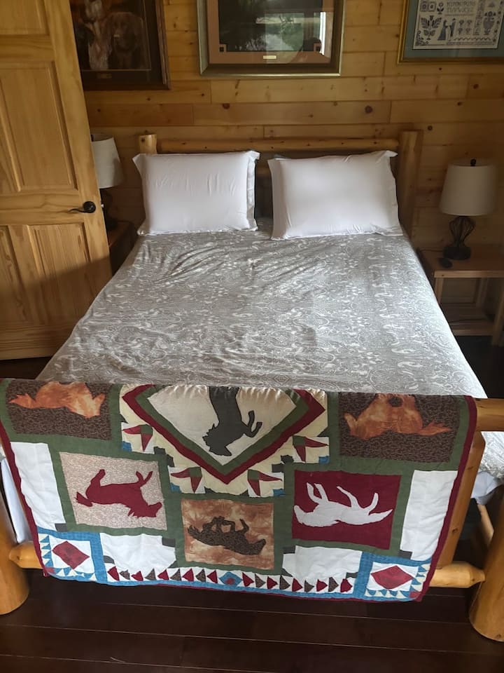 Chumba kikuu cha kulala chenye kitanda cha malkia kinachoweza kurekebishwa.  Rimoti hukuruhusu kukaa kwa urahisi kusoma na kutazama filamu. 
Kila taa ya kando ya kitanda imejengwa katika chaja za USB. 