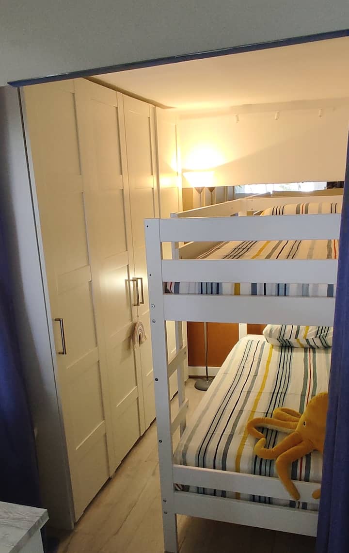 الغرفة 2، مع سرير بطابقين لشخصين وخزانة.