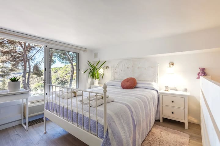 غرفة نوم رئيسية واسعة مع إطلالات جيدة على الجبال والوادي، مع الكثير من الغطاء النباتي. سرير مزدوج واحد 140 × 200، لشخصين.
مكتب وكرسي للعمل.
إمكانية وضع سرير أطفال، بحد أقصى 15 ألف،