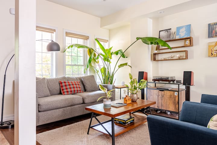 4 BR, 3BA Modern Toronto Home | Espresso, Music