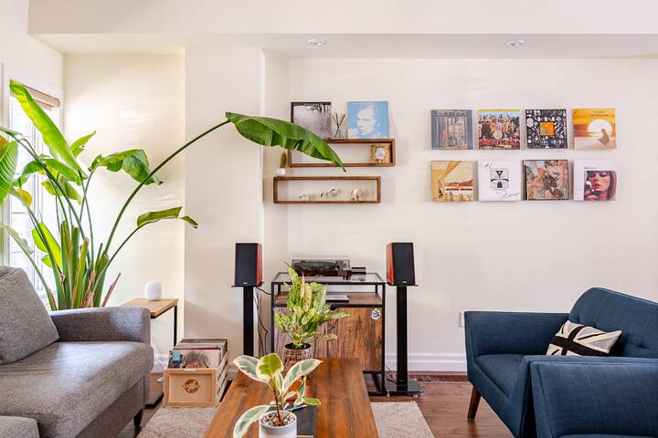 4 BR, 3BA Modern Toronto Home | Offices, Espresso gallery image 2