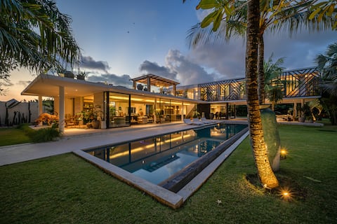 The Bull House: 6BR temple of leisure in Seminyak