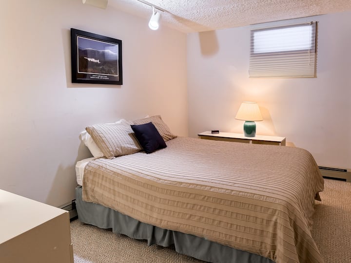 Chambre confortable et calme avec un éclairage doux et une literie confortable