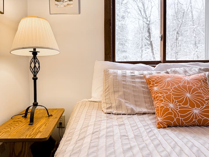 Chambre confortable avec un éclairage doux et un décor chaleureux de style chalet