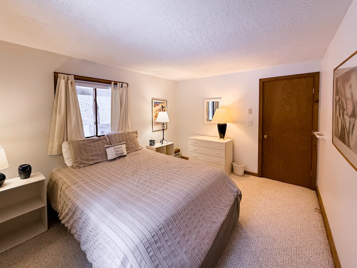Chambre spacieuse et confortable avec un éclairage doux et des tons neutres relaxants