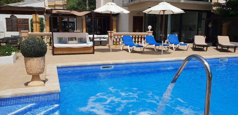 Villa frente a la playa con piscina y gran jardín gallery image 4