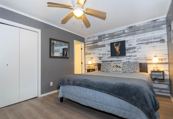 Დიდი ზომის საწოლი ცალკე აბაზანა-ტუალეტით ძირითად საძინებელში. 