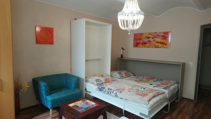 2张带床垫的衣柜床