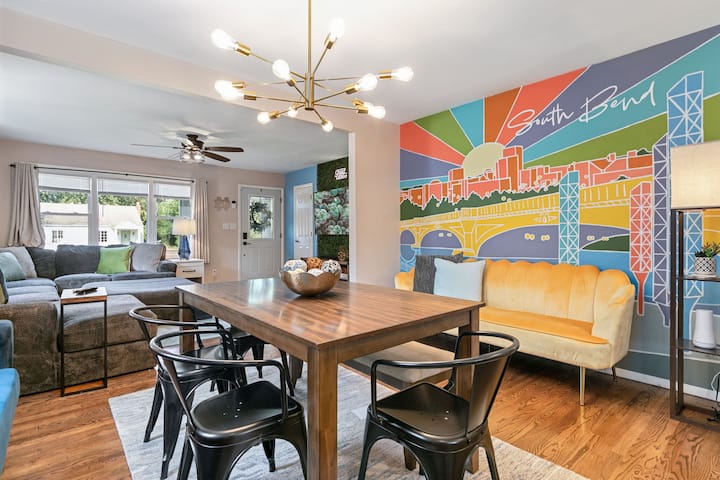 Large, Cozy, Theatre, Pool, Walk To Nd Restaurants - South Bend, IN