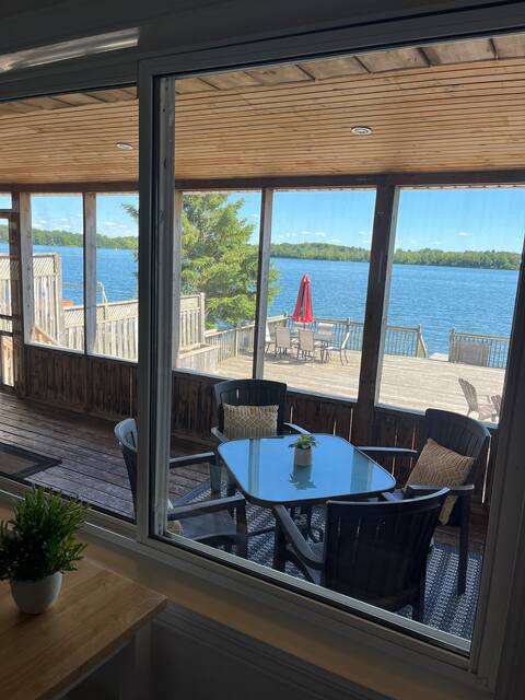 Cozy 2 bedroom waterfront cottage