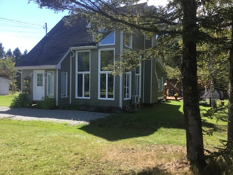 Top Airbnb: THE CHALET DE LA VALLÉE. in L'anse Saint Jean