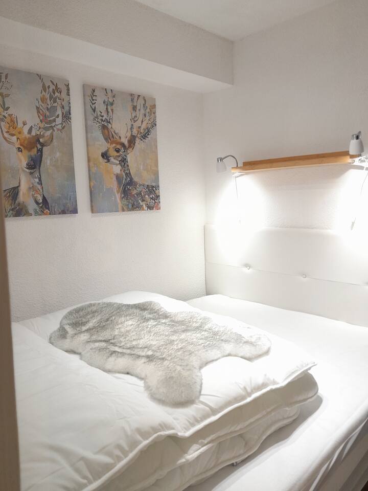 سرير 140 × 190، مرتبة على شكل ذاكرة مع غطاء واقي 
لحاف شتوي ووسائد مع غطاء واقي
وسائد تخزين
الحقائب والحقائب تحت السرير