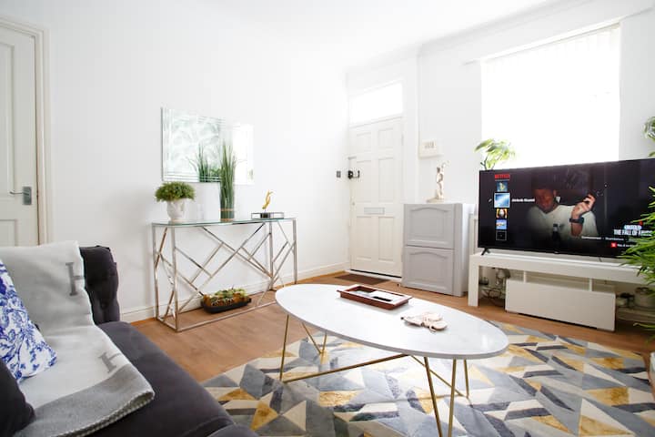 Manchester House | Parking & Garden Near Etihad - Oldham