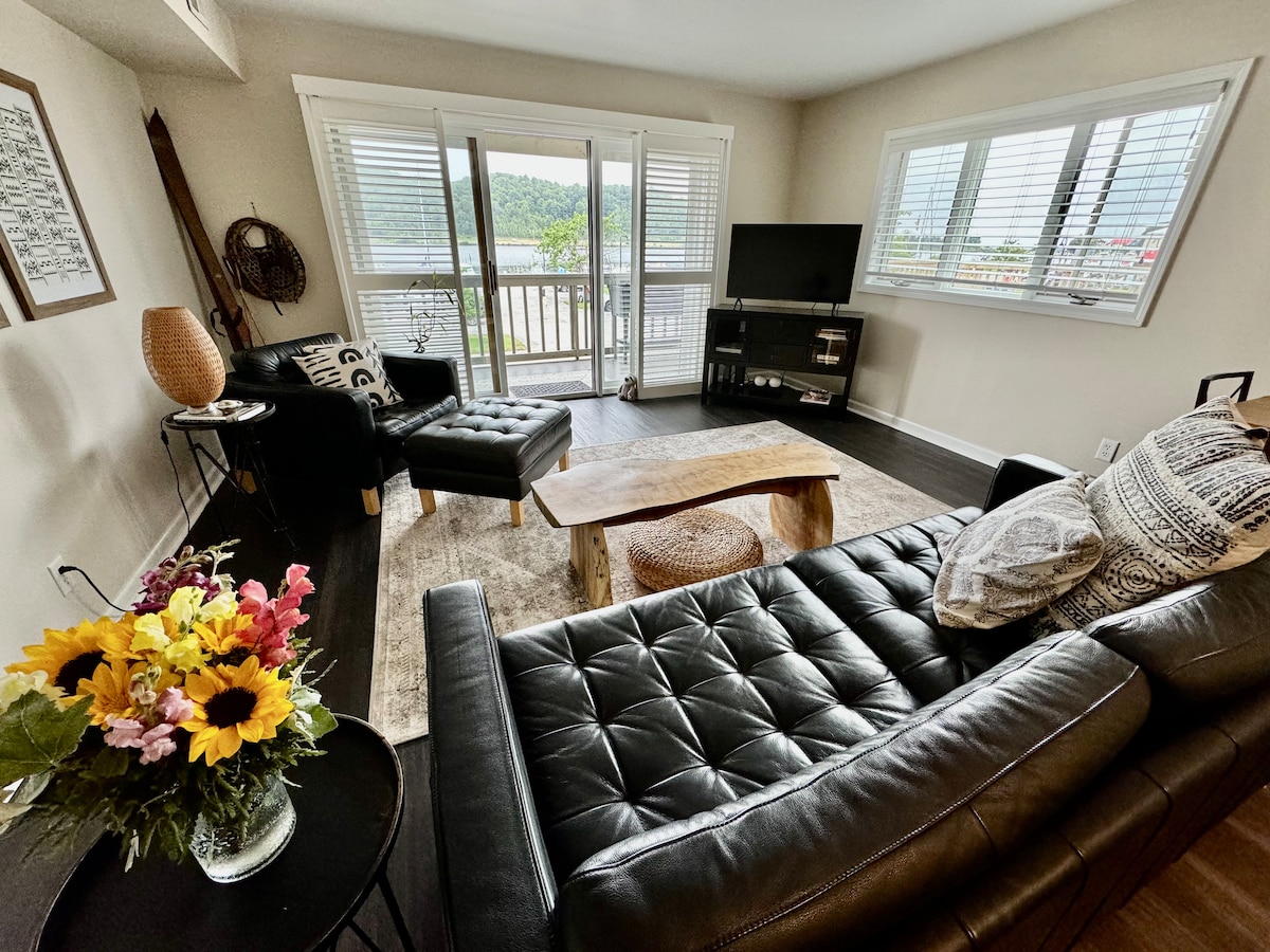 客厅俯瞰贝茨湾（ Betsie Bay ）。