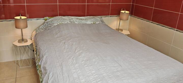 Säng 140x190 cm (tjocklek 25 cm)
2 nattduksbord med individuella lampor
