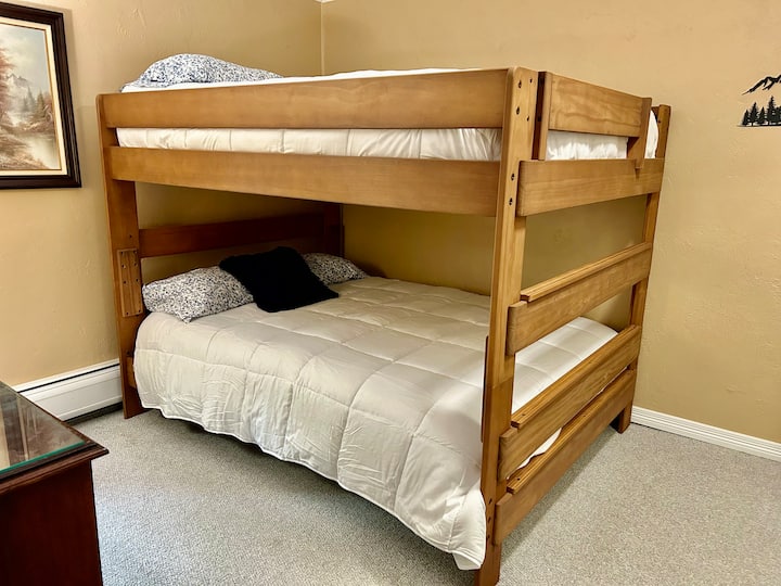 Втората спална соба има два нови душека со брачен кревет (широк 150-179 см). Креветот на спрат е брачен кревет (широк 150-179 см). 