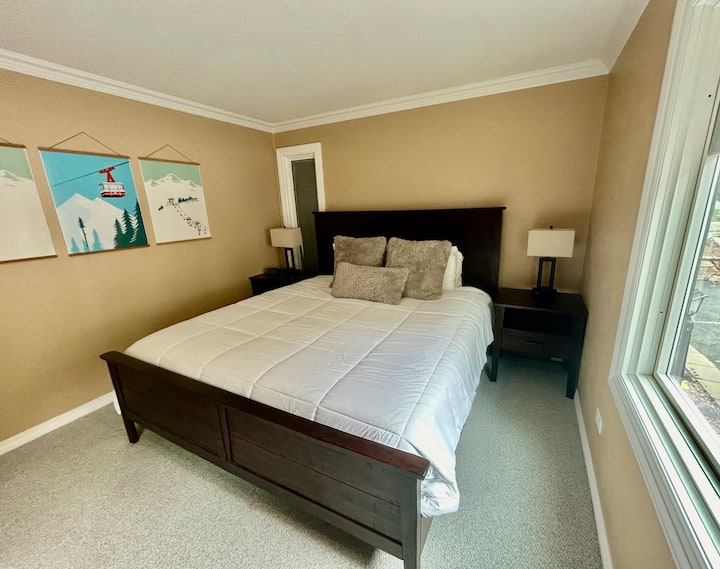 Главната спална соба има сосема нов удобен брачен кревет (широк 150-179 см).