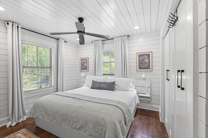 Нашата спална соба со големина на брачен кревет вклучува свежа, памучна постелнина со 4 кадифени перници, мек и удобен душек и завеси за затемнување за да се создаде совршена средина за спиење.  Имаме и машина за бучава, тавански вентилатор и дополнителни вентилатори за оние на кои им треба!