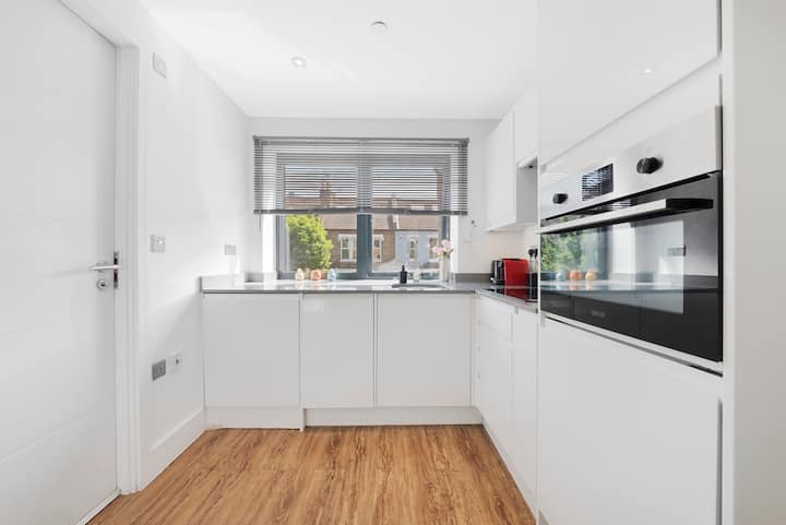 Manor House Studio By Morethanstays | Terrace - Southgate - London