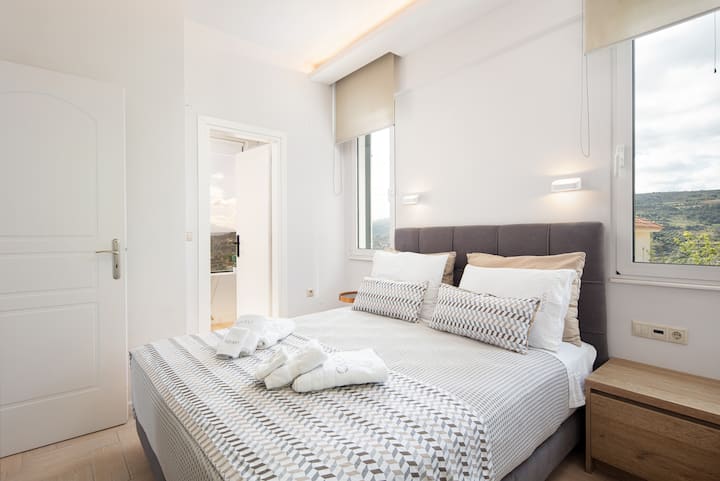 Опуштете се во двојната спална соба.